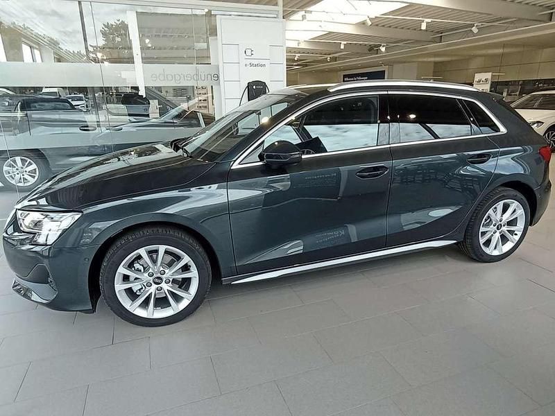 Neu Audi A3 Ambiente 116 PS (85 kW) 2025 Hellgrau  metallic Limousine