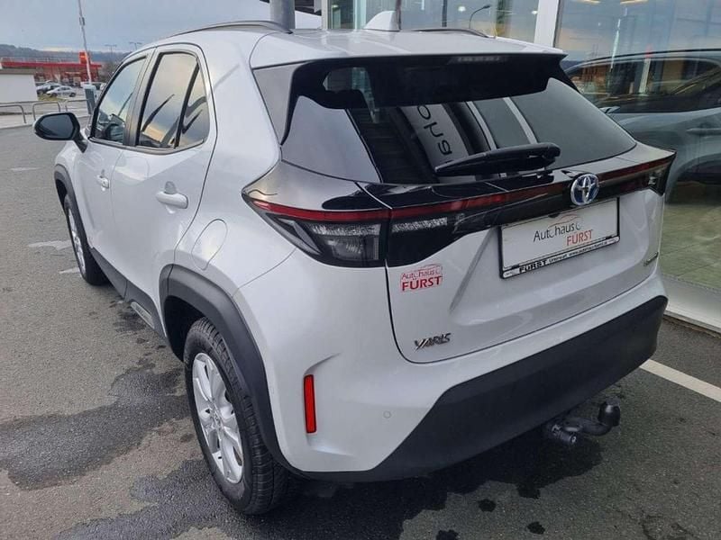 Gebraucht Toyota Yaris Hybrid Elegant 92 PS (67 kW) 2024 Weiß Limousine