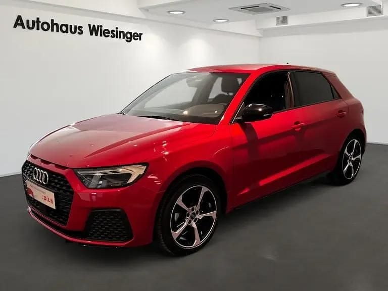 Mittelrot metallic Neu 2025 Audi A1 Sportback Kleinwagen | € 27.400 (Fairer Preis) - Bild 1/4