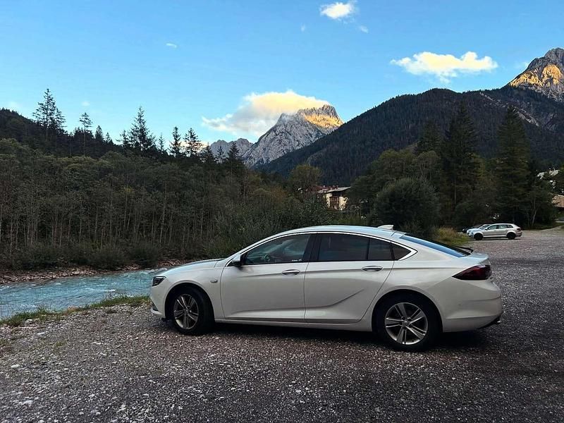 Weiß Gebraucht 2017 Opel Insignia Dynamic Kombi | € 14.500 (Fairer Preis) - Bild 1/4