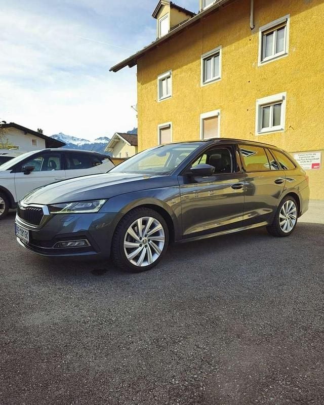 Blau Gebraucht 2020 Skoda Octavia First Edition Kombi | € 33.600 - Bild 1/4