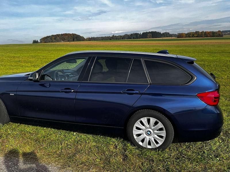 Blau Gebraucht 2015 BMW 318 Sport Line Kombi | € 14.200 (Fairer Preis) - Bild 1/4