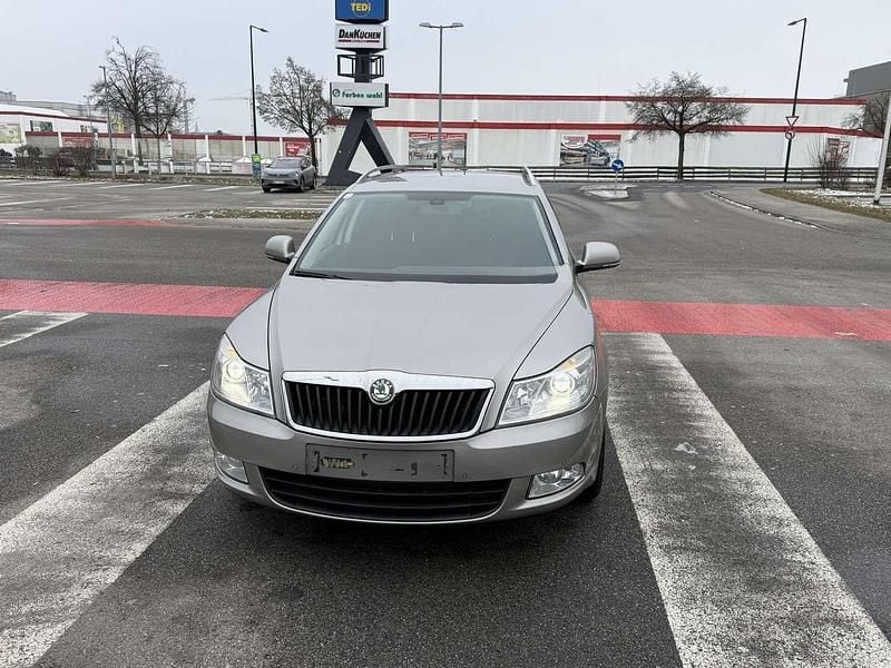 Beige Gebraucht 2012 Skoda Octavia Kombi | € 2.998 (Superpreis) - Bild 1/4