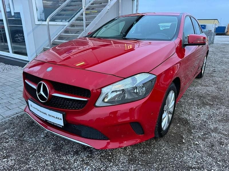 Gebraucht Mercedes A160 90 PS (66 kW) 2017 Rot Kleinwagen