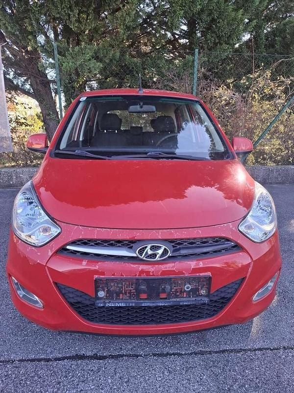 Gebraucht Hyundai i10 Life 68 PS (50 kW) 2012 Rot Kleinwagen