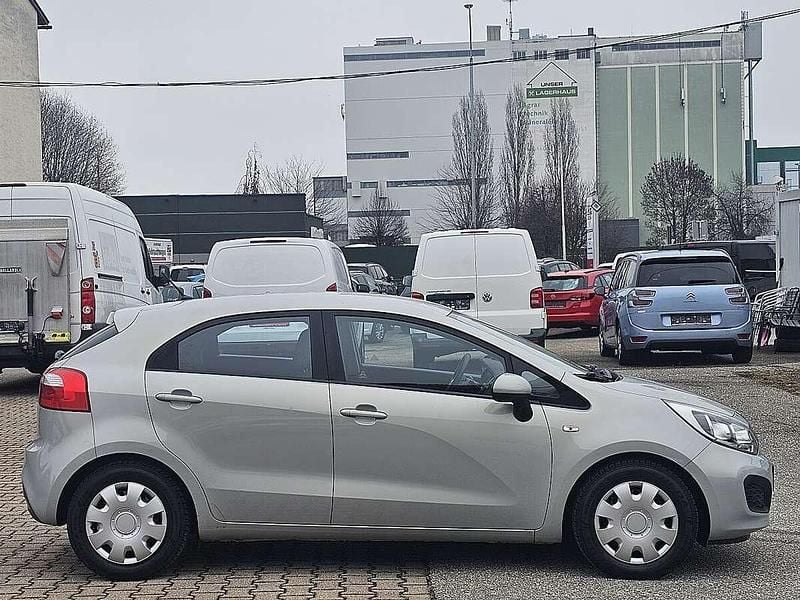 Gebraucht Kia Rio 69 PS (50 kW) 2012 Silber Limousine