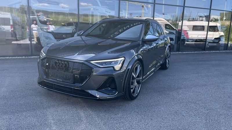 Grau Gebraucht 2021 Audi e-tron SUV | € 44.900 (Fairer Preis) - Bild 1/4