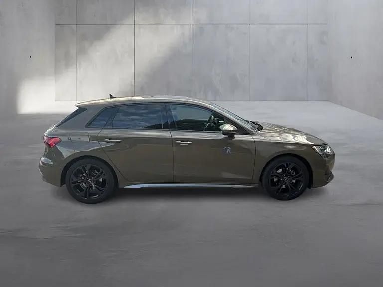 Gebraucht Audi A3 Ambiente 116 PS (85 kW) 2025 Mittelgrün metallic Limousine