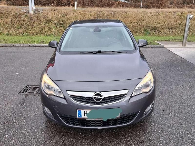 Grau Gebraucht 2010 Opel Astra Edition Limousine | € 4.500 (Fairer Preis) - Bild 1/4