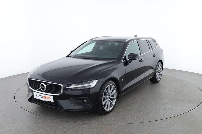 Gebraucht Volvo V60 Momentum 150 PS (110 kW) 2020 Schwarz Kombi