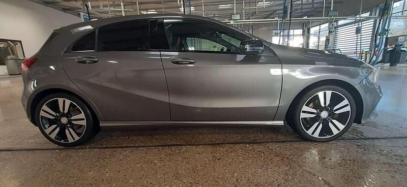 Gebraucht Mercedes A180 122 PS (89 kW) 2016 Grau Limousine