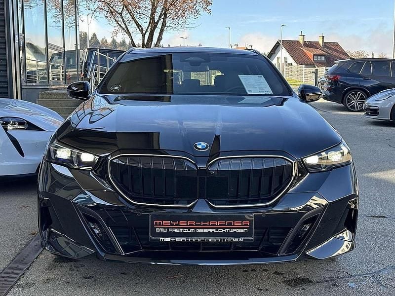 Gebraucht BMW 520 M Sport 208 PS (152 kW) 2025 Saphirschwarz Kombi