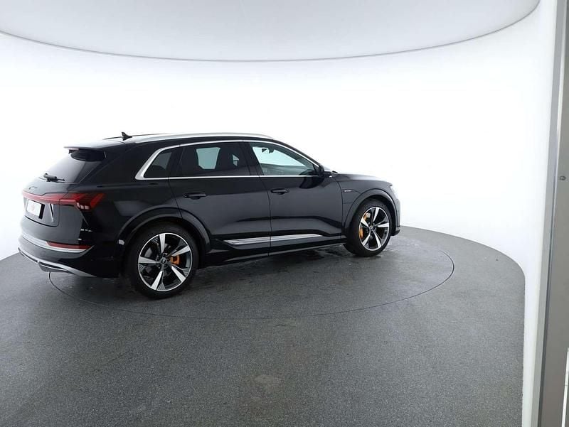 Gebraucht Audi e-tron Basis 369 kW (503 PS) 2021 Schwarz SUV