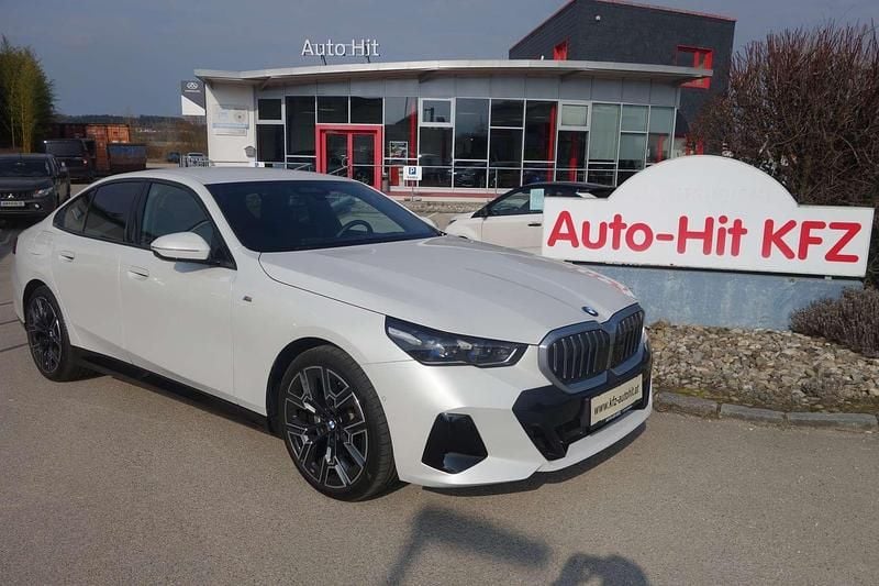 Gebraucht BMW 520 M Sport 197 PS (144 kW) 2023 Weiß Limousine