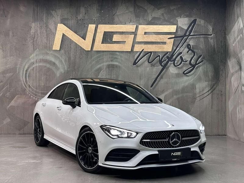 Weiß Gebraucht 2022 Mercedes CLA200 AMG line Coupé | € 35.990 (Fairer Preis) - Bild 1/4