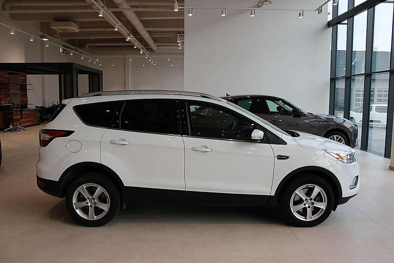 Gebraucht Ford Kuga Titanium 120 PS (88 kW) 2017 Weiß SUV