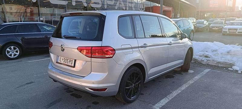 Gebraucht VW Touran Trendline 110 PS (80 kW) 2018 Silber Van / Kleinbus