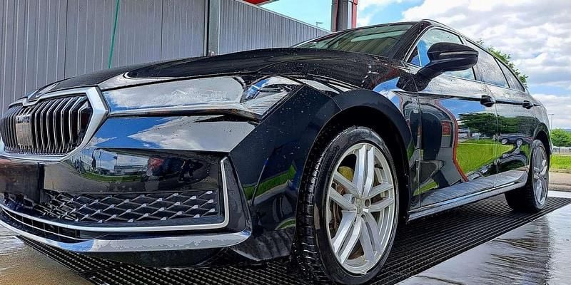 Schwarz Gebraucht 2024 Skoda Superb Selection Kombi | € 31.790 (Superpreis) - Bild 1/4