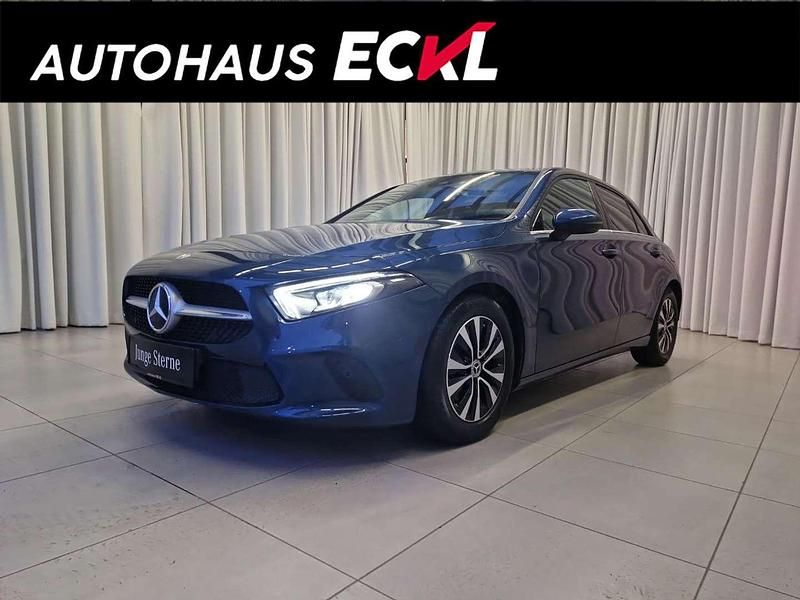 Blau Gebraucht 2020 Mercedes A180 Style Limousine | € 21.990 (Superpreis) - Bild 1/4