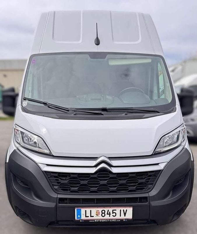 Weiß Gebraucht 2023 Citroën Jumper Comfort Van / Kleinbus | € 25.280 (Teuer) - Bild 1/4