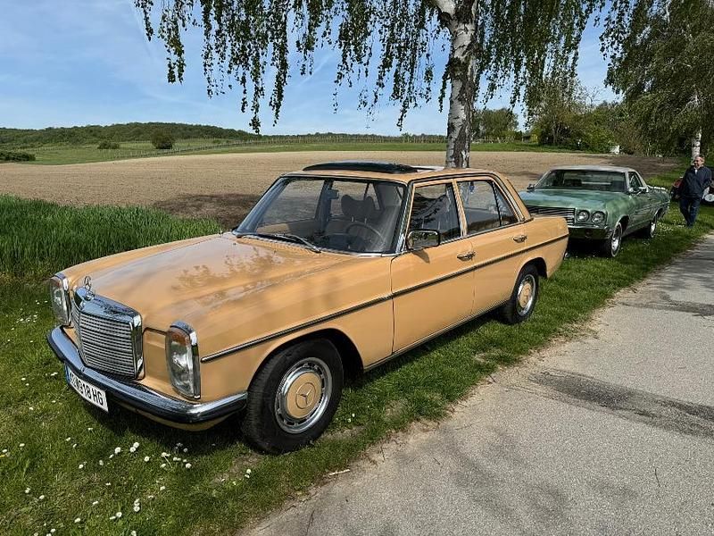 Beige Gebraucht 1975 Mercedes 200 Limousine | € 14.850 - Bild 1/4