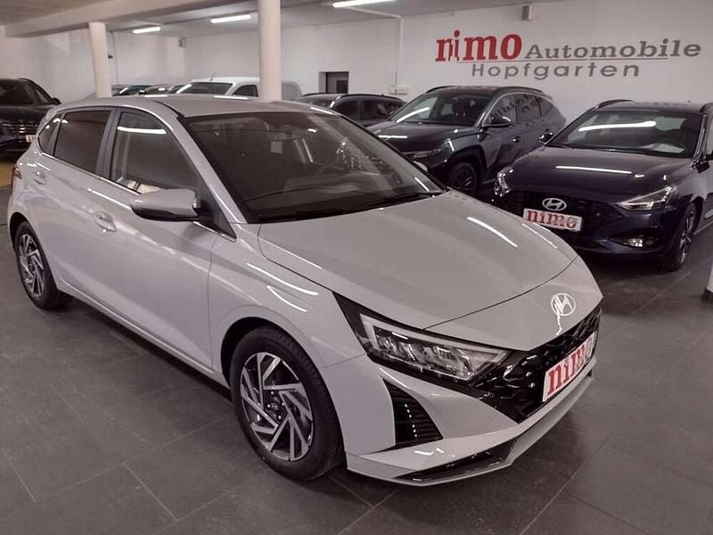 Neu Hyundai i20 99 PS (72 kW) 2025 Grau Kleinwagen