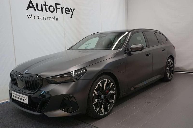 (grau) bmw individual frozen d Gebraucht 2025 BMW 550e Efficient Dynamics Kombi | € 93.850 (Fairer Preis) - Bild 1/4