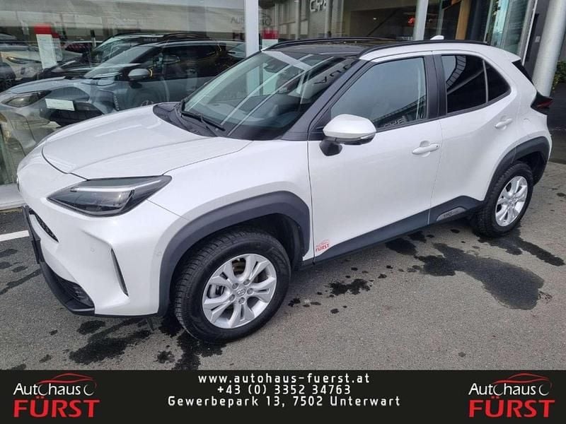Gebraucht Toyota Yaris Hybrid Elegant 92 PS (67 kW) 2024 Weiß Limousine