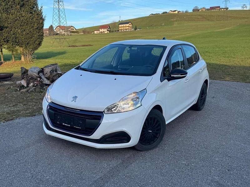 Weiß Gebraucht 2015 Peugeot 208 Kleinwagen | € 6.990 (Guter Preis) - Bild 1/4