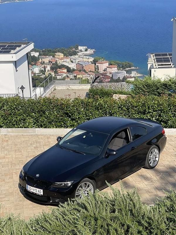Gebraucht BMW 320 177 PS (130 kW) 2009 Schwarz Coupé