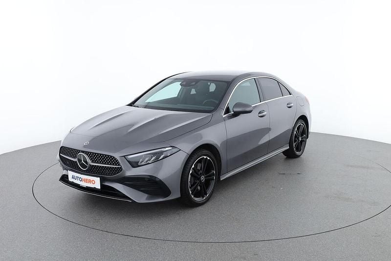 Grau Gebraucht 2023 Mercedes E250 AMG line Limousine | € 32.890 (Superpreis) - Bild 1/3