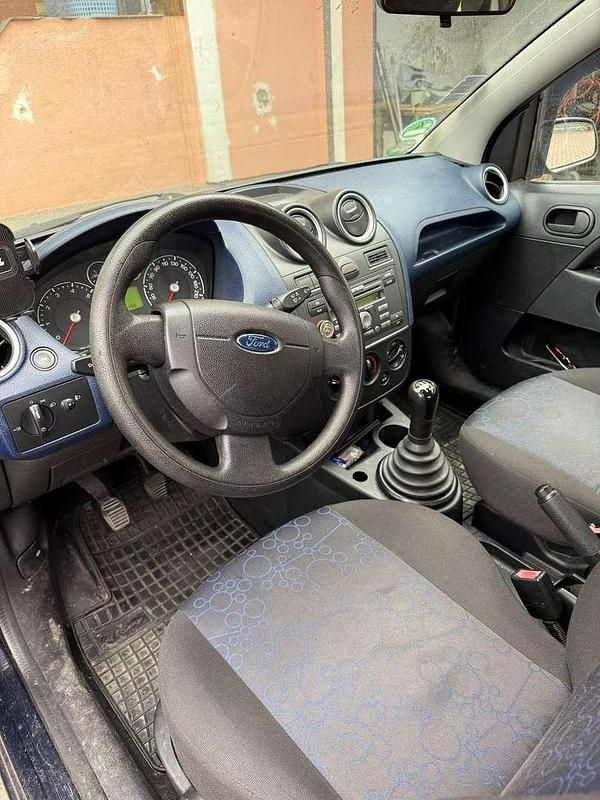Blau Gebraucht 2006 Ford Fiesta Kleinwagen | € 800 (Fairer Preis) - Bild 1/4