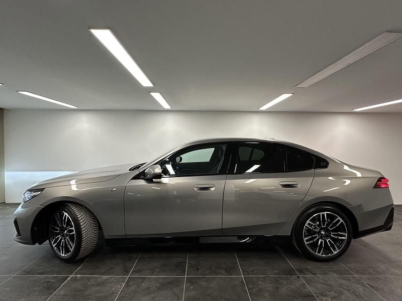 Gebraucht BMW 520 M Sport 208 PS (152 kW) 2025 Grau Limousine