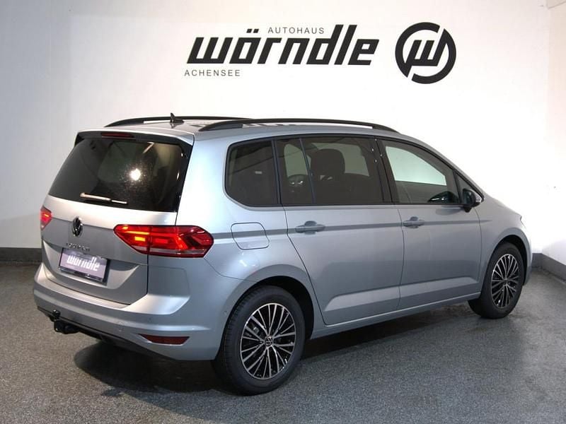 Neu VW Touran 150 PS (110 kW) 2025 Silber  metallic Van / Kleinbus