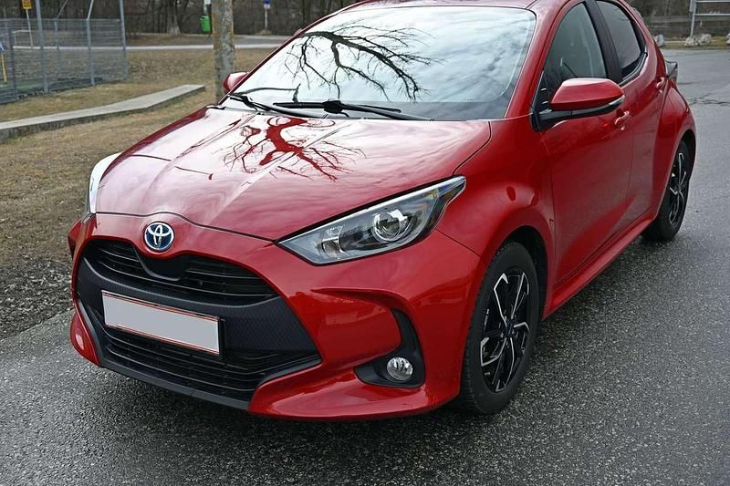 Gebraucht Toyota Yaris Hybrid Active 92 PS (67 kW) 2023 Rot Limousine