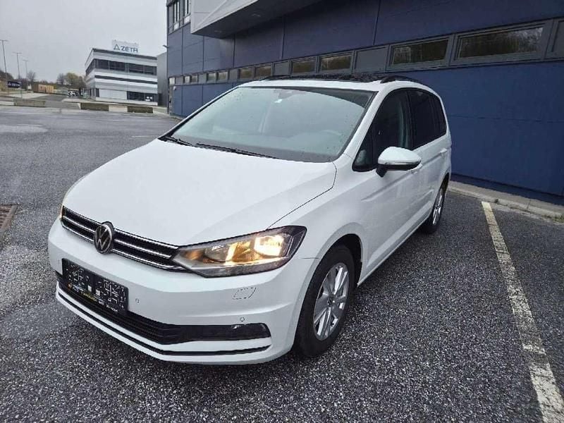 Weiß Gebraucht 2022 VW Touran Comfortline Van / Kleinbus | € 28.580 (Fairer Preis) - Bild 1/4