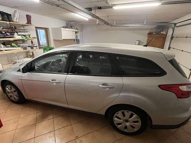 Grau Gebraucht 2012 Ford Focus Trend Kombi | € 3.000 (Superpreis) - Bild 1/4