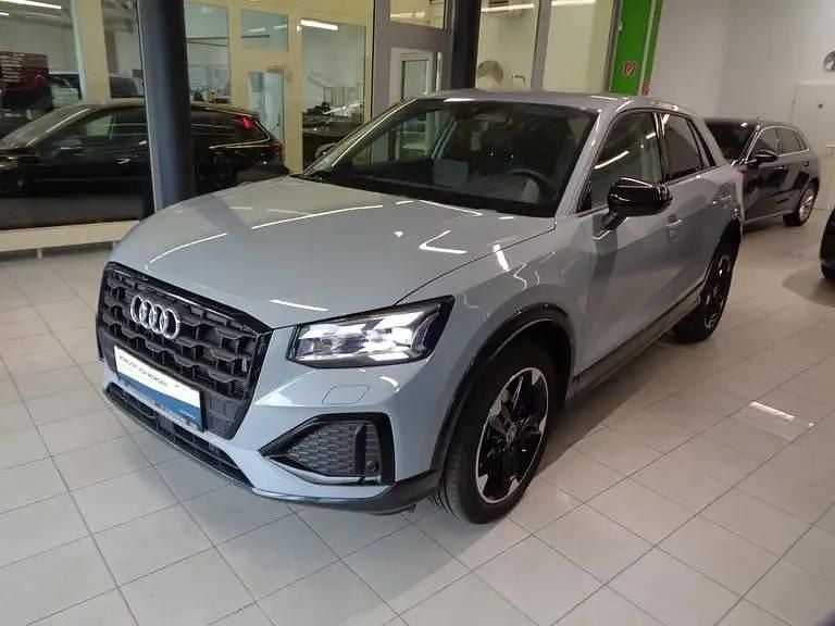 Mittelgrau metallicperleffekt Gebraucht 2025 Audi Q2 Advanced SUV | € 36.900 - Bild 1/4