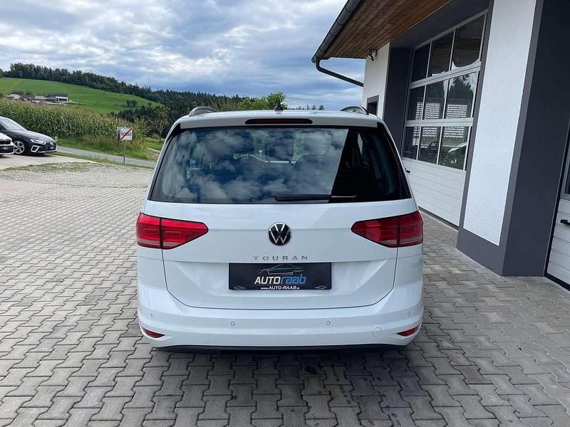 Gebraucht VW Touran Comfortline 150 PS (110 kW) 2023 Weiß Van / Kleinbus