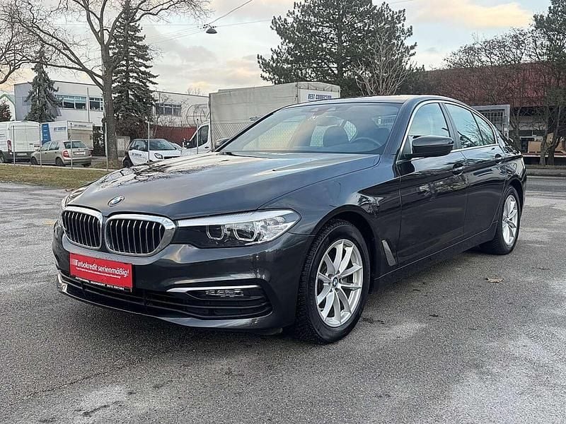 Grau Gebraucht 2019 BMW 520 Efficient Dynamics Limousine | € 26.990 (Superpreis) - Bild 1/4