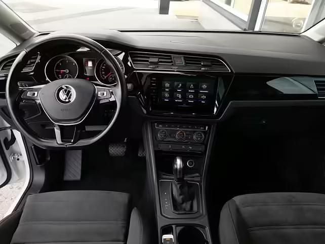 Gebraucht VW Touran 150 PS (110 kW) 2022 Purewhite Van / Kleinbus