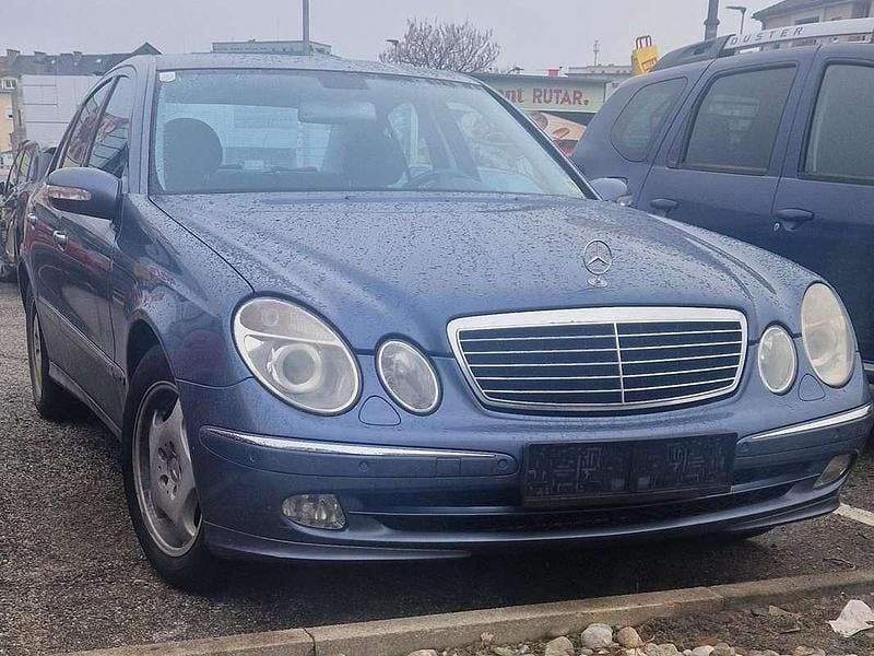 Gebraucht Mercedes E220 150 PS (110 kW) 2002 Blau Limousine