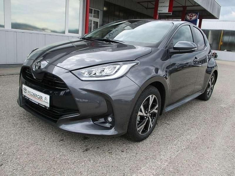 Grau Neu 2025 Toyota Yaris Hybrid Active Limousine | € 24.880 (Guter Preis) - Bild 1/4