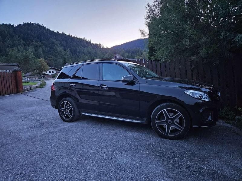 Schwarz Gebraucht 2017 Mercedes GLE250 SUV | € 25.999 (Fairer Preis) - Bild 1/4