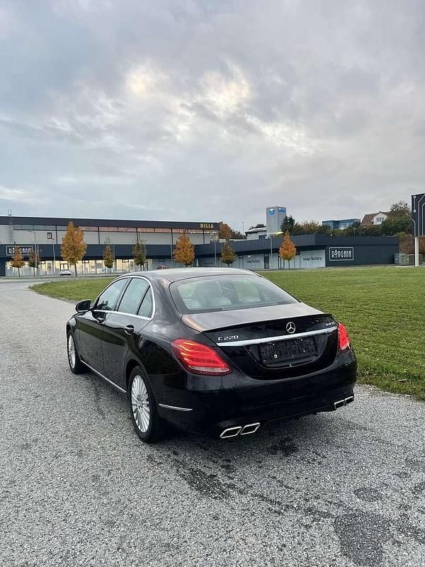 Gebraucht Mercedes C220 Elegance 170 PS (125 kW) 2015 Schwarz Limousine