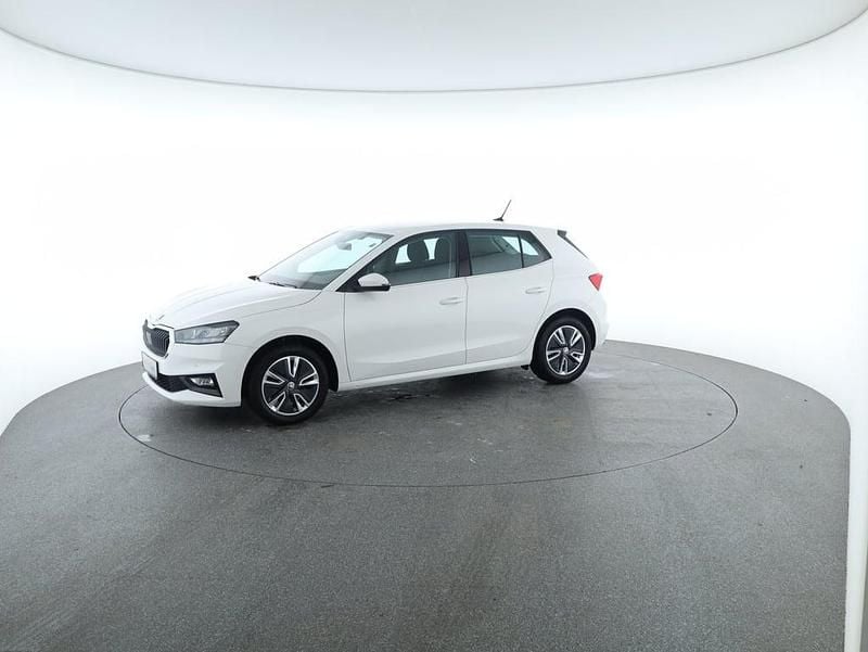 Weiss normal Gebraucht 2023 Skoda Fabia Style Limousine | € 19.950 (Fairer Preis) - Bild 1/4