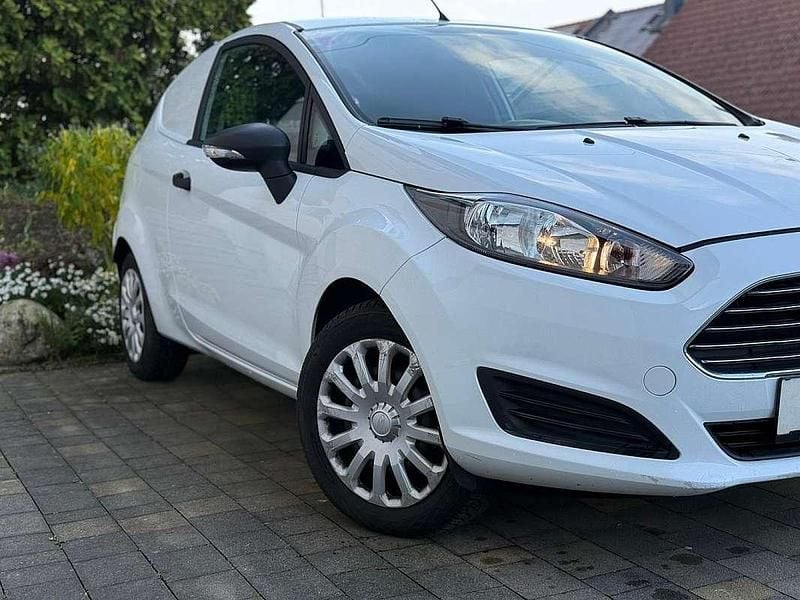 Gebraucht Ford Fiesta Basis 82 PS (60 kW) 2016 Weiß Van