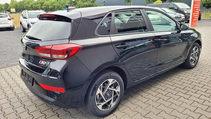 Neu Hyundai i30 140 PS (102 kW) 2025 Schwarz Limousine