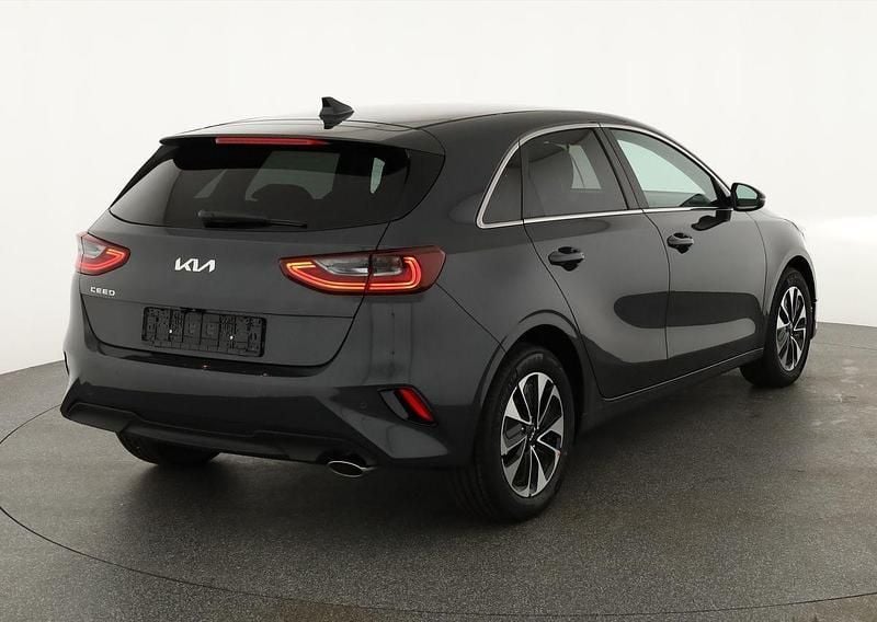 Neu Kia Ceed 140 PS (102 kW) 2025 Grau Kleinwagen