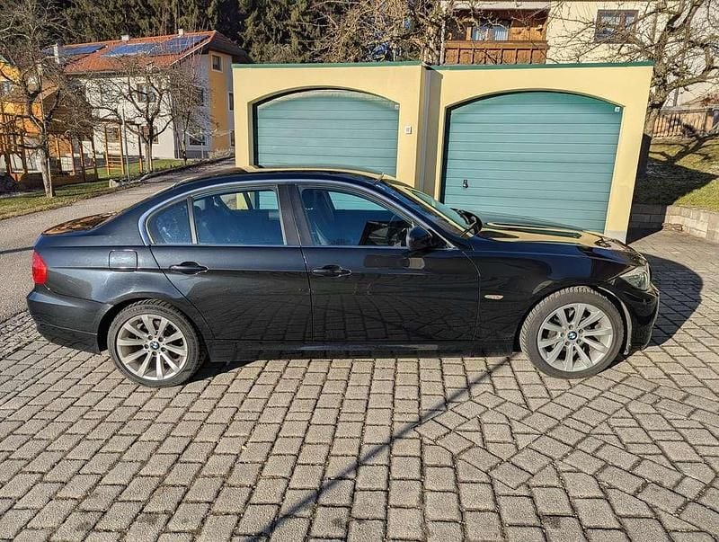 Gebraucht BMW 316 Lifestyle 122 PS (89 kW) 2011 Schwarz Limousine
